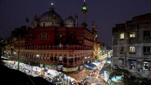 A view of a busy market near Nakhoda mosque on the eve of Eid-al-Fitr, in Kolkata on Friday.(PTI Photo) A view of a busy market near Nakhoda mosque on the eve of Eid-al-Fitr, in Kolkata on Friday.(PTI Photo)