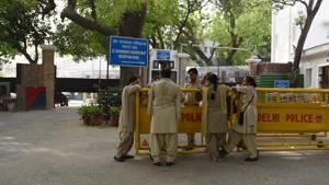 Police wait outside the L-G House in New Delhi.(Raj K Raj/HT Photo) Police wait outside the L-G House in New Delhi.(Raj K Raj/HT Photo)