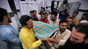 People carry the body of Syed Shujaat Bukhari, the editor of Rising Kashmir, who was killed outside his office in Srinagar, June 14, 2018(REUTERS) People carry the body of Syed Shujaat Bukhari, the editor of Rising Kashmir, who was killed outside his office in Srinagar, June 14, 2018(REUTERS)