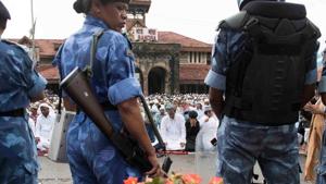 People offer namaz out side the Bandra ststion on the occasion of Eid - al - Fitr in Mumbai on June 16.(HT Photo) People offer namaz out side the Bandra ststion on the occasion of Eid - al - Fitr in Mumbai on June 16.(HT Photo)
