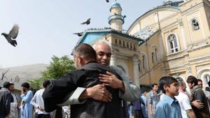 Afghan Muslims hug each other after offering prayers at the start of the Eid al-Fitr holiday which marks the end of Ramadan at the Shah-e Do Shamshira mosque in Kabul on Friday.(AFP photo) Afghan Muslims hug each other after offering prayers at the start of the Eid al-Fitr holiday which marks the end of Ramadan at the Shah-e Do Shamshira mosque in Kabul on Friday.(AFP photo)