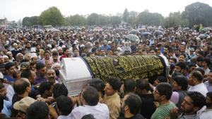 People carry the coffin of slain editor-in-chief of the Srinagar-based newspaper, Rising Kashmir, Shujaat Bukhari, during a funeral procession at Kreeri, some 40 kms north of Srinagar(Waseem Andrabi/ HT) People carry the coffin of slain editor-in-chief of the Srinagar-based newspaper, Rising Kashmir, Shujaat Bukhari, during a funeral procession at Kreeri, some 40 kms north of Srinagar(Waseem Andrabi/ HT)