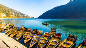 Shikara rides in Naini Lake, Nainital.(Shutterstock) Shikara rides in Naini Lake, Nainital.(Shutterstock)