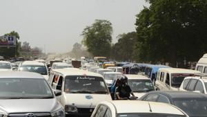 Massive congestion being witnessed in Haridwar for the past few months on daily basis owing to delayed expansion work of NH-58.(RAMESHWAR GAUR/HT PHOTO) Massive congestion being witnessed in Haridwar for the past few months on daily basis owing to delayed expansion work of NH-58.(RAMESHWAR GAUR/HT PHOTO)