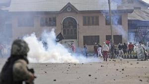 Protesters clash with security personnel in Srinagar on Saturday.(Waseem Andrabi/HT Photo) Protesters clash with security personnel in Srinagar on Saturday.(Waseem Andrabi/HT Photo)
