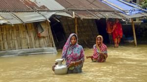 Villagers carry clean water as they wade across flood-affected areas at Nilambazar village, in Karimganj on Sunday.(PTI) Villagers carry clean water as they wade across flood-affected areas at Nilambazar village, in Karimganj on Sunday.(PTI)