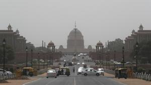 Meteorologists said the present strong winds bringing dust in New Delhi from west Asia and Rajasthan have weakened.(AP file photo) Meteorologists said the present strong winds bringing dust in New Delhi from west Asia and Rajasthan have weakened.(AP file photo)