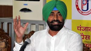 Aam Aadmi Party leader Sukhpal Singh Khaira addressing a press conference in Jalandhar on Sunday.(HT Photo) Aam Aadmi Party leader Sukhpal Singh Khaira addressing a press conference in Jalandhar on Sunday.(HT Photo)