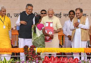 Prime Minister Narendra Modi and Chhattisgarh chief minister Raman Singh at an event in Bhilai to distribute laptops, certificates, cheques etc. to beneficiaries under various schemes.(PTI) Prime Minister Narendra Modi and Chhattisgarh chief minister Raman Singh at an event in Bhilai to distribute laptops, certificates, cheques etc. to beneficiaries under various schemes.(PTI)
