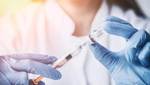 Although vaccines are one of the most effective defences against some infections, many vaccines are still viewed negatively by a minority of parents.(Shutterstock)