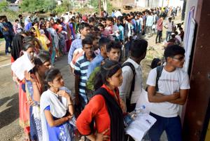 Applicants for Uttar Pradesh Police Constable Recruitment wait in a queue outside their exam centre, in Allahabad on Monday.(PTI Photo) Applicants for Uttar Pradesh Police Constable Recruitment wait in a queue outside their exam centre, in Allahabad on Monday.(PTI Photo)