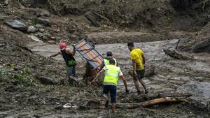 People engaged in rescue work after a landslide in Kattippara in Kozhikode on June 14, 2018.(PTI Photo)