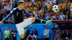 Antoine Greizmann scored the first penalty at the 2018 FIFA World Cup given by using (VaR)(REUTERS) Antoine Greizmann scored the first penalty at the 2018 FIFA World Cup given by using (VaR)(REUTERS)