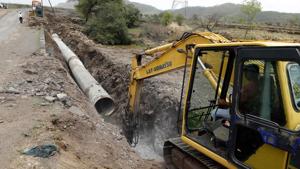 Labours busy working on a new water pipeline at Bhama Askhed Dam near Khed in Pune.(RAHUL RAUT/HT PHOTO) Labours busy working on a new water pipeline at Bhama Askhed Dam near Khed in Pune.(RAHUL RAUT/HT PHOTO)