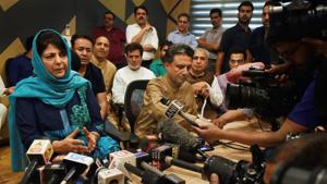 Out going Jammu and Kashmir chief minister Mehbooba Mufti addressing a press confrence in Srinagar on 19.(PTI Photo) Out going Jammu and Kashmir chief minister Mehbooba Mufti addressing a press confrence in Srinagar on 19.(PTI Photo)