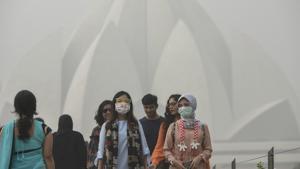 Foreign tourists wearing masks as they visit Lotus Temple on a smoggy morning in New Delhi on November 7, 2017.(Burhaan Kinu/HT File Photo) Foreign tourists wearing masks as they visit Lotus Temple on a smoggy morning in New Delhi on November 7, 2017.(Burhaan Kinu/HT File Photo)