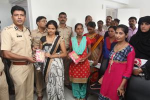 Thane police hand over gold to their rightful owners on Wednesday.(Praful Gangurde/HT) Thane police hand over gold to their rightful owners on Wednesday.(Praful Gangurde/HT)