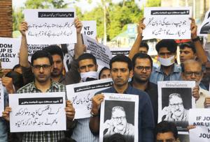 Journalists of Rising Kashmir joined by other journalists from various media hold placards during sit-in protest against the killing of Shujaat Bukhari at Lal Chowk, in Srinagar, on June 18, 2018.(Waseem Andrabi / Hindustan Times) Journalists of Rising Kashmir joined by other journalists from various media hold placards during sit-in protest against the killing of Shujaat Bukhari at Lal Chowk, in Srinagar, on June 18, 2018.(Waseem Andrabi / Hindustan Times)