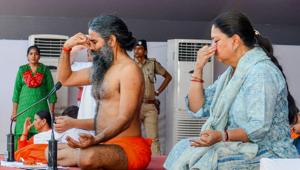 Yoga guru Ramdev Baba and Rajasthan chief minister Vasundhara Raje perform yoga during an event to set the Guinness World Record for 'The Largest Yoga Lesson' during the International Day of Yoga, in Kota on June 21, 2018.(PTI)