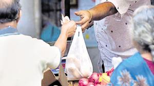 People carrying plastic bags in Mumbai.(Anshuman Poyrekar/HT File Photo) People carrying plastic bags in Mumbai.(Anshuman Poyrekar/HT File Photo)