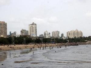 The state has been directed to ensure that the Chhoti Chowpatty part of the beach be cleared by the month-end.(HT File Photo)
