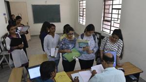 DU admissions 2018: Delhi university aspirants stand in queues to get admission at Daulat Ram College.(Sanchit Khanna/HT PHOTO) DU admissions 2018: Delhi university aspirants stand in queues to get admission at Daulat Ram College.(Sanchit Khanna/HT PHOTO)