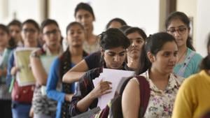 DU admissions 2018: Aspirants fill their admission forms for the new academic session 2018-19 at Daulat Ram College on Wednesday.(Sanchit Khanna/HT PHOTO) DU admissions 2018: Aspirants fill their admission forms for the new academic session 2018-19 at Daulat Ram College on Wednesday.(Sanchit Khanna/HT PHOTO)