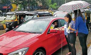 Students of Mithibai College distribute paper bags outside the institute.(HT photo) Students of Mithibai College distribute paper bags outside the institute.(HT photo)