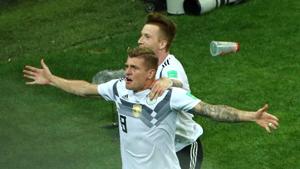Toni Kroos scored a stunning 95th minute goal as Germany stayed alive in the FIFA World Cup 2018 with a 2-1 win over Sweden.(REUTERS) Toni Kroos scored a stunning 95th minute goal as Germany stayed alive in the FIFA World Cup 2018 with a 2-1 win over Sweden.(REUTERS)