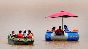 Tourists opt for a boat with an umbrella to ward off the scorching sun at Sukhna Lake, Chandigarh, on Sunday.(Ravi Kumar/HT) Tourists opt for a boat with an umbrella to ward off the scorching sun at Sukhna Lake, Chandigarh, on Sunday.(Ravi Kumar/HT)