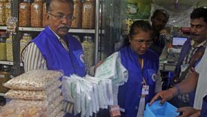 BMC officials inspect shops at Keshavji Nayak Road near JJ hospital.(by Hemanshi Kamani/ HT Photo) BMC officials inspect shops at Keshavji Nayak Road near JJ hospital.(by Hemanshi Kamani/ HT Photo)