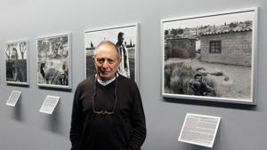 South African photographer David Goldblatt poses at the Henri Cartier-Bresson Foundation in Paris.(AFP) South African photographer David Goldblatt poses at the Henri Cartier-Bresson Foundation in Paris.(AFP)