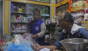 BMC officials inspects at shops for plastic banned at Keshavji Nayak road near JJ Hospital in Mumbai, India, on Monday, June 25, 2018.(HT Photo) BMC officials inspects at shops for plastic banned at Keshavji Nayak road near JJ Hospital in Mumbai, India, on Monday, June 25, 2018.(HT Photo)