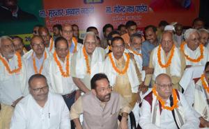 Union minister Mukhtar Abaas Naqvi felicitated ‘Emergency fighters’ in Lucknow.(HT Photo) Union minister Mukhtar Abaas Naqvi felicitated ‘Emergency fighters’ in Lucknow.(HT Photo)
