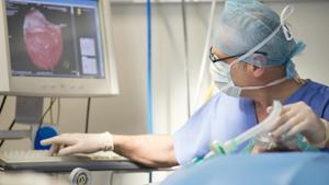 Conventional pacemakers are surgically placed under the skin of patient’s chest stretching from the shoulder vein and attaching to the heart. Leadless pacemakers, on the other hand, don’t have any wires and are ten times smaller than the transvenous ones.(Getty Images) Conventional pacemakers are surgically placed under the skin of patient’s chest stretching from the shoulder vein and attaching to the heart. Leadless pacemakers, on the other hand, don’t have any wires and are ten times smaller than the transvenous ones.(Getty Images)