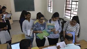 DU admissions 2018: Delhi university aspirants stand in queues to get admission in new academic session 2018-19 at Daulat Ram College on June 20.(Sanchit Khanna/HT PHOTO) DU admissions 2018: Delhi university aspirants stand in queues to get admission in new academic session 2018-19 at Daulat Ram College on June 20.(Sanchit Khanna/HT PHOTO)