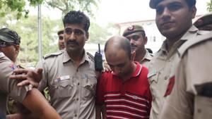 Army Major Nikhil Rai Handa being taken to be produced at Patiala Court after his arrest in relation with the alleged murder of a fellow army Major's wife, in New Delhi on Monday.(Vipin Kumar/HT Photo) Army Major Nikhil Rai Handa being taken to be produced at Patiala Court after his arrest in relation with the alleged murder of a fellow army Major's wife, in New Delhi on Monday.(Vipin Kumar/HT Photo)