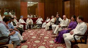 Former president Pratibha Patil, CPIM general secretary Sitaram Yechury, former prime minister Manmohan Singh, former chief minister Sheila Dikshit and others during the Iftar party hosted by Congress President Rahul Gandhi, in New Delhi on June 13, 2018.(PTI) Former president Pratibha Patil, CPIM general secretary Sitaram Yechury, former prime minister Manmohan Singh, former chief minister Sheila Dikshit and others during the Iftar party hosted by Congress President Rahul Gandhi, in New Delhi on June 13, 2018.(PTI)