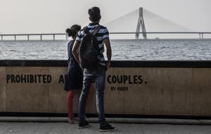 Living through the drama: Couples at Dadar Chowpatty in Mumbai.(Satish Bate/HT Photo) Living through the drama: Couples at Dadar Chowpatty in Mumbai.(Satish Bate/HT Photo)