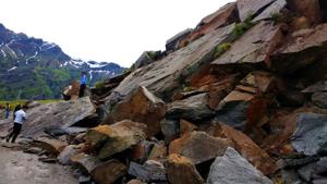 A landslide blocked the strategic Manali-Leh highway at Chumbak near Marhi, 30 kms uphill from Manali in Himachal Pradesh on Friday.(Aqil Khan/HT) A landslide blocked the strategic Manali-Leh highway at Chumbak near Marhi, 30 kms uphill from Manali in Himachal Pradesh on Friday.(Aqil Khan/HT)