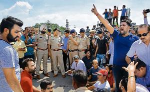 The family of the deceased and local villagers blocked the Gandhi Chowk area.(Sant Arora/ HT) The family of the deceased and local villagers blocked the Gandhi Chowk area.(Sant Arora/ HT)