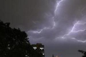TOPSHOT - Lightning strikes over residential apartments during a thunderstorm on the outskirts of the Indian capital New Delhi on May 2, 2018. / AFP PHOTO / PRAKASH SINGH(AFP) TOPSHOT - Lightning strikes over residential apartments during a thunderstorm on the outskirts of the Indian capital New Delhi on May 2, 2018. / AFP PHOTO / PRAKASH SINGH(AFP)