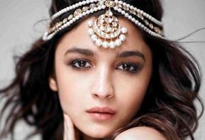 Alia Bhatt made an appearance at an award show in Mumbai wearing a Manish Malhotra anarkali. (Instagram) Alia Bhatt made an appearance at an award show in Mumbai wearing a Manish Malhotra anarkali. (Instagram)