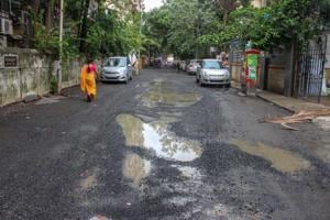 Potholes at Besant road, Santacruz.(Prabhat Mehrotra/ HT Photo)