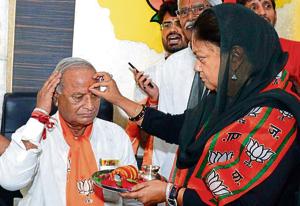 Chief miniser Vasundhara Raje welcomes newly appointed Rajasthan BJP president Madanlal Saini on Saturday.(Prabhakar Sharma/HT Photo) Chief miniser Vasundhara Raje welcomes newly appointed Rajasthan BJP president Madanlal Saini on Saturday.(Prabhakar Sharma/HT Photo)