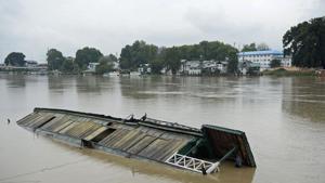 A partially submerged houseboat is seen in Jhelum river after heavy rain in Srinagar.(AFP FILE PHOTO) A partially submerged houseboat is seen in Jhelum river after heavy rain in Srinagar.(AFP FILE PHOTO)