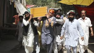 Sikhs carry a coffin of a relative killed in Jalalabad, Afghanistan, after Sunday’s suicide bombing targeting the community.(AP) Sikhs carry a coffin of a relative killed in Jalalabad, Afghanistan, after Sunday’s suicide bombing targeting the community.(AP)