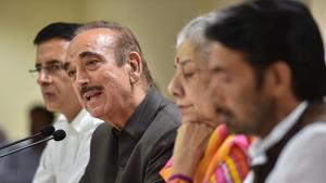 Senior Congress leaders Ghulam Nabi Azad and Ambika Soni during a press conference at AICC Headquarters in New Delhi on June 20.(PTI File photo)