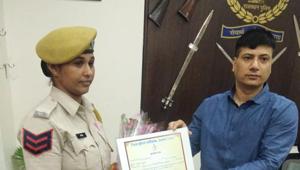 SP Rahul Prakash awarded Kavita with <span class='webrupee'>₹</span>1,001 on Monday for her courage.(HT PHOTO) SP Rahul Prakash awarded Kavita with <span class='webrupee'>₹</span>1,001 on Monday for her courage.(HT PHOTO)