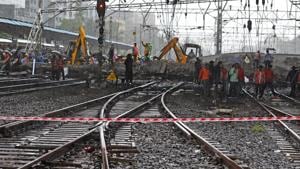 A foot overbridge collapse due to heavy rain at Andheri in Mumbai on July 3.(Satyabrata Tripathy/HT Photo) A foot overbridge collapse due to heavy rain at Andheri in Mumbai on July 3.(Satyabrata Tripathy/HT Photo)